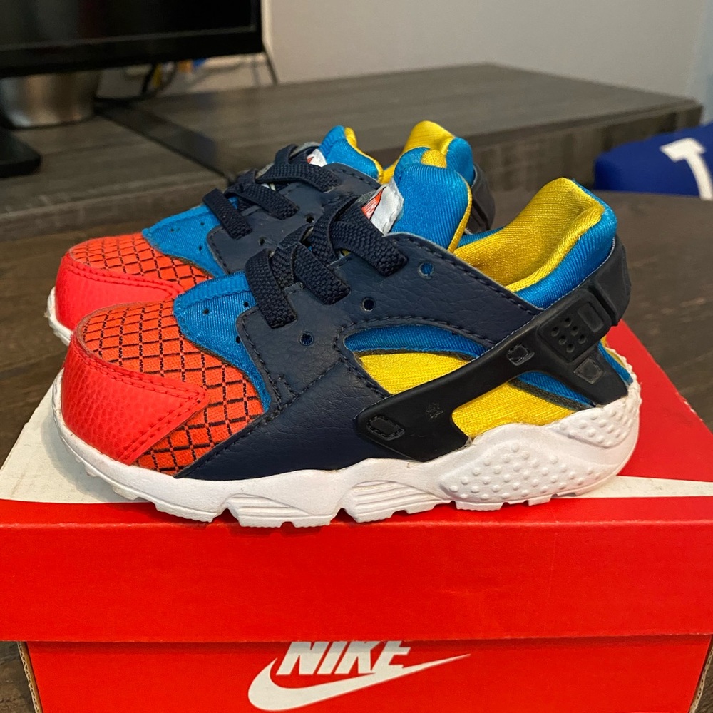 Boys Nike huaraches, 6c like new condition
